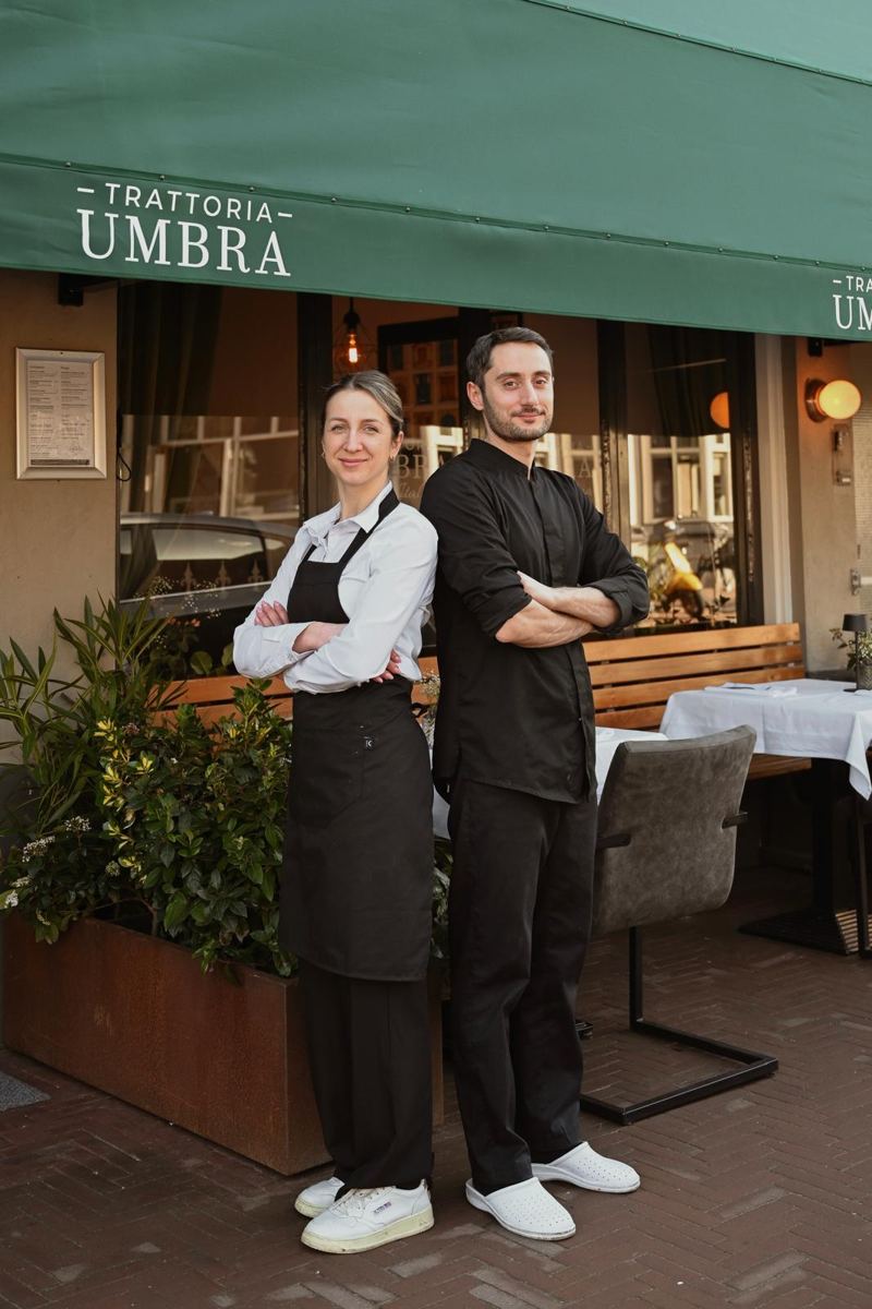 Delia en Stefano voor het restaurant