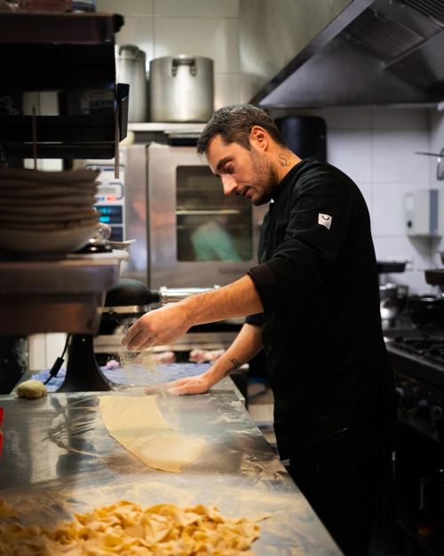 Stefano maakt verse pasta in de keuken