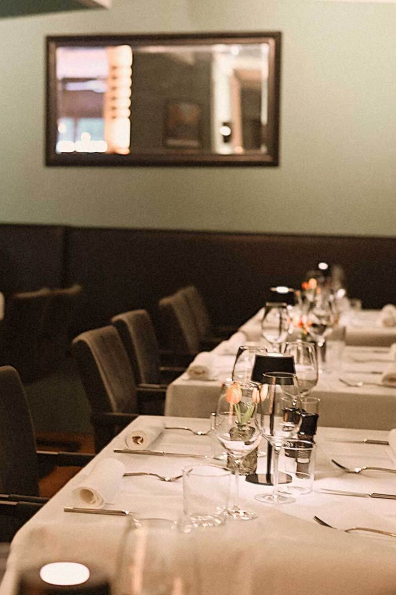 Het restaurant met gedekte tafels