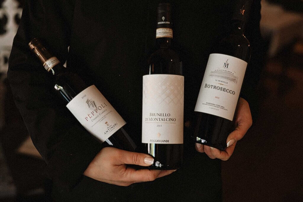 Drie flessen Italiaanse rode wijn, waaronder Antinori Pèppoli en Le Mortelle Botrosecco